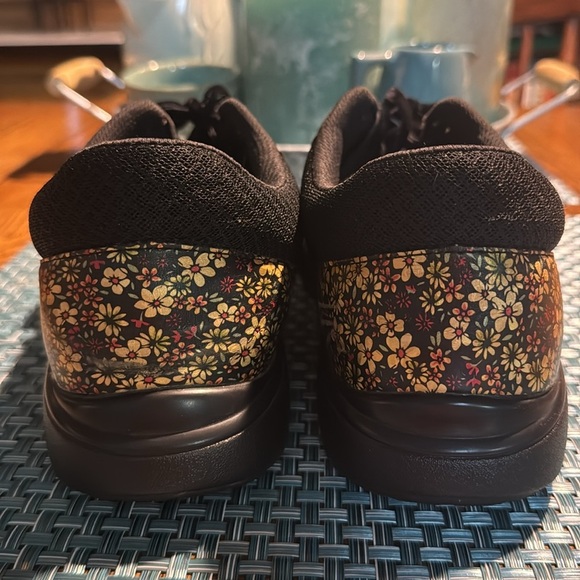 TRAQ BY ALEGRIA Qarma in Pretty Things floral sneakers - Picture 4 of 6